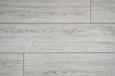 Замковый ламинат 100% натуральный, состоит из осины и березы 50/50, толщина 8 мм., водостойкий (72 часа защиты от воды), 34 класс износостойкости/AC6, ударопрочный. Структура N натуральные поры